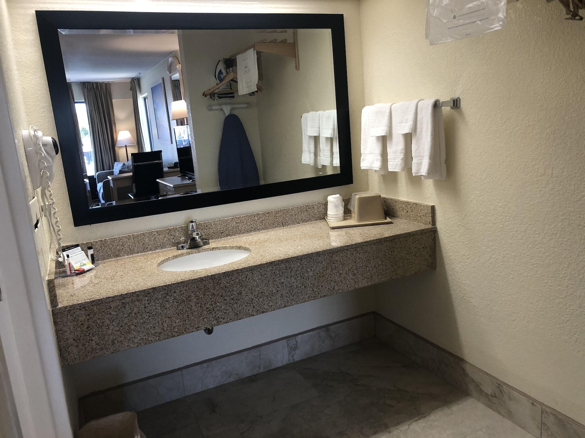 Days Inn & Suites By Wyndham Navarre - Near Beaches Hurlburt Eksteriør bilde