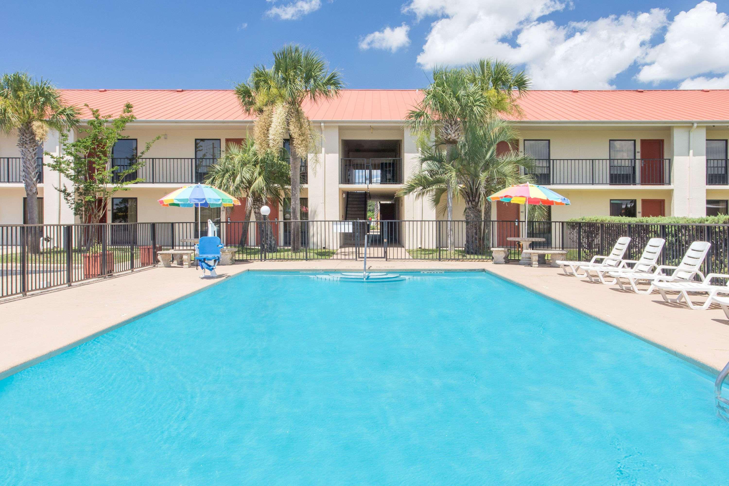 Days Inn & Suites By Wyndham Navarre - Near Beaches Hurlburt Eksteriør bilde