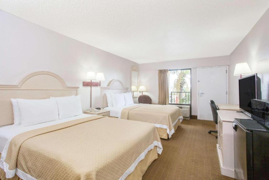Days Inn & Suites By Wyndham Navarre - Near Beaches Hurlburt Eksteriør bilde