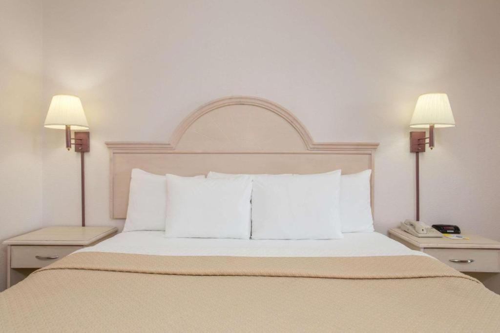 Days Inn & Suites By Wyndham Navarre - Near Beaches Hurlburt Eksteriør bilde