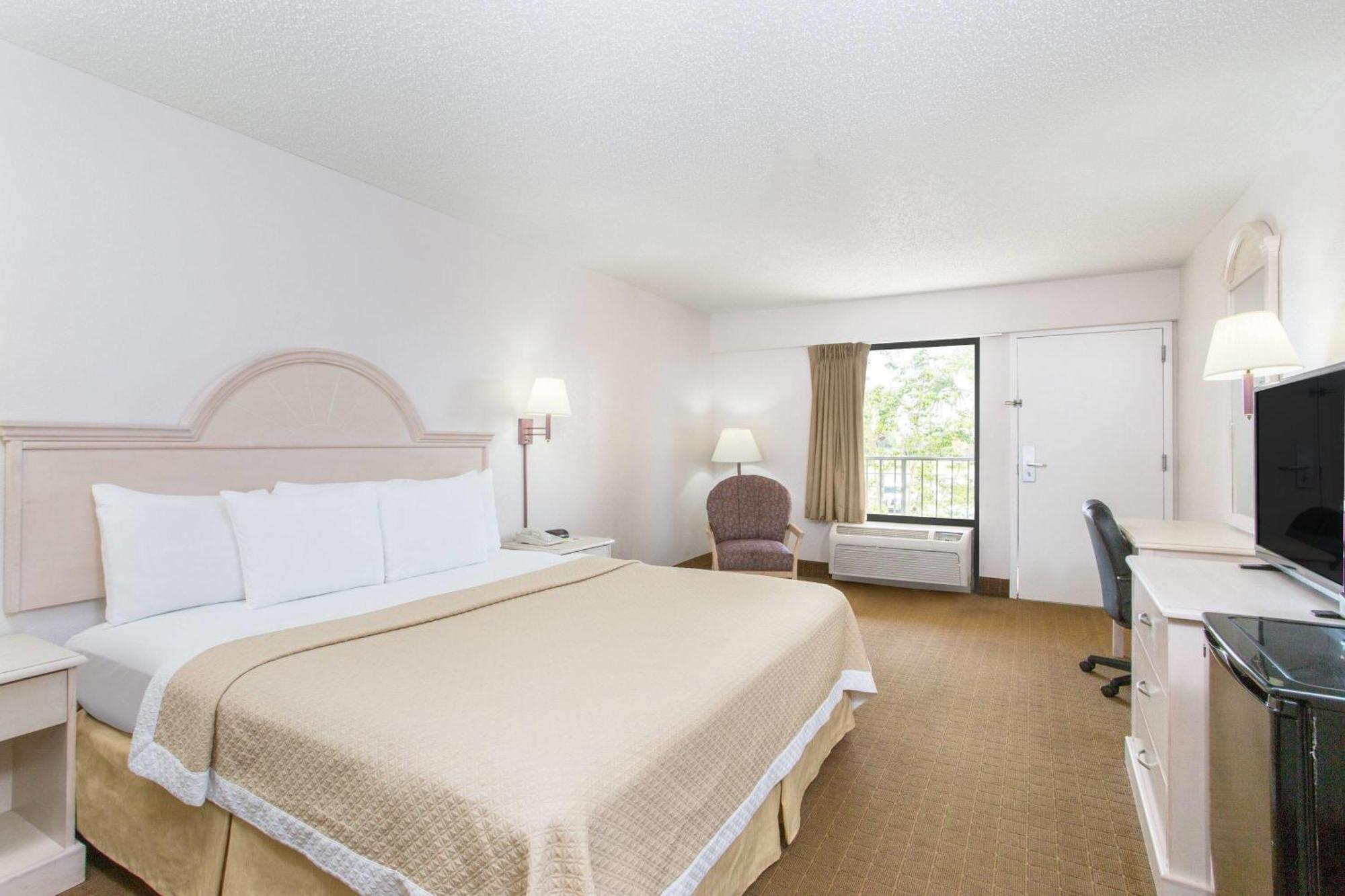Days Inn & Suites By Wyndham Navarre - Near Beaches Hurlburt Eksteriør bilde