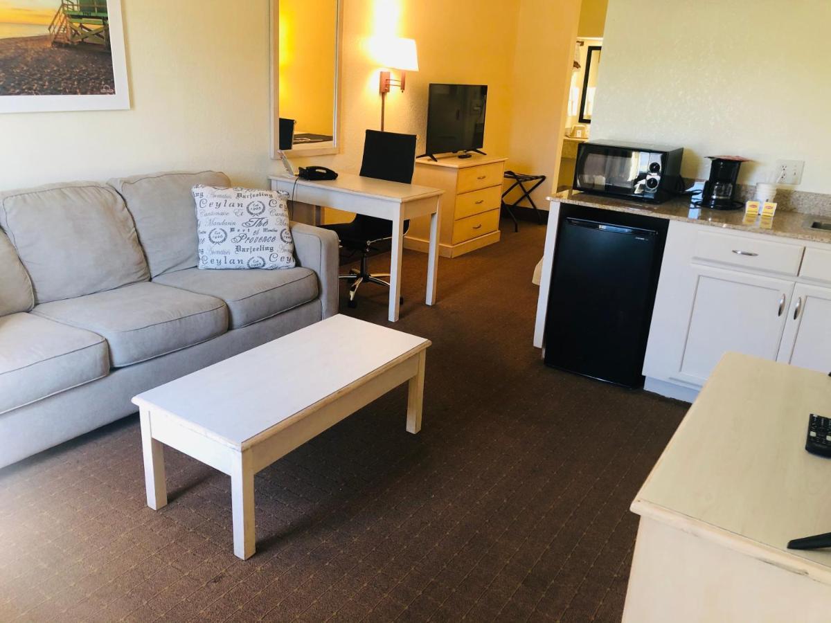 Days Inn & Suites By Wyndham Navarre - Near Beaches Hurlburt Eksteriør bilde
